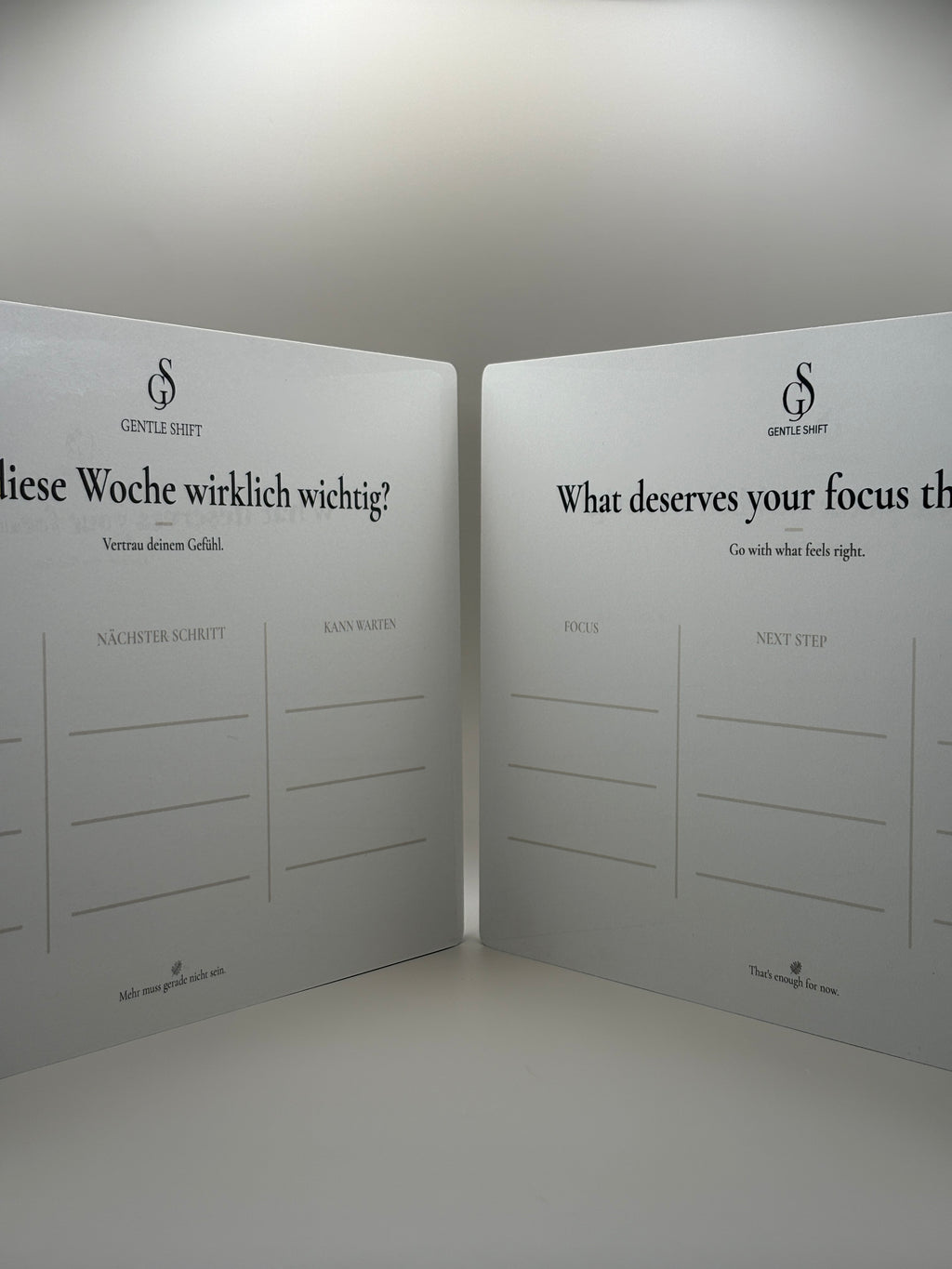Deutsche und englische Version des Gentle Shift Weekly Boards nebeneinander