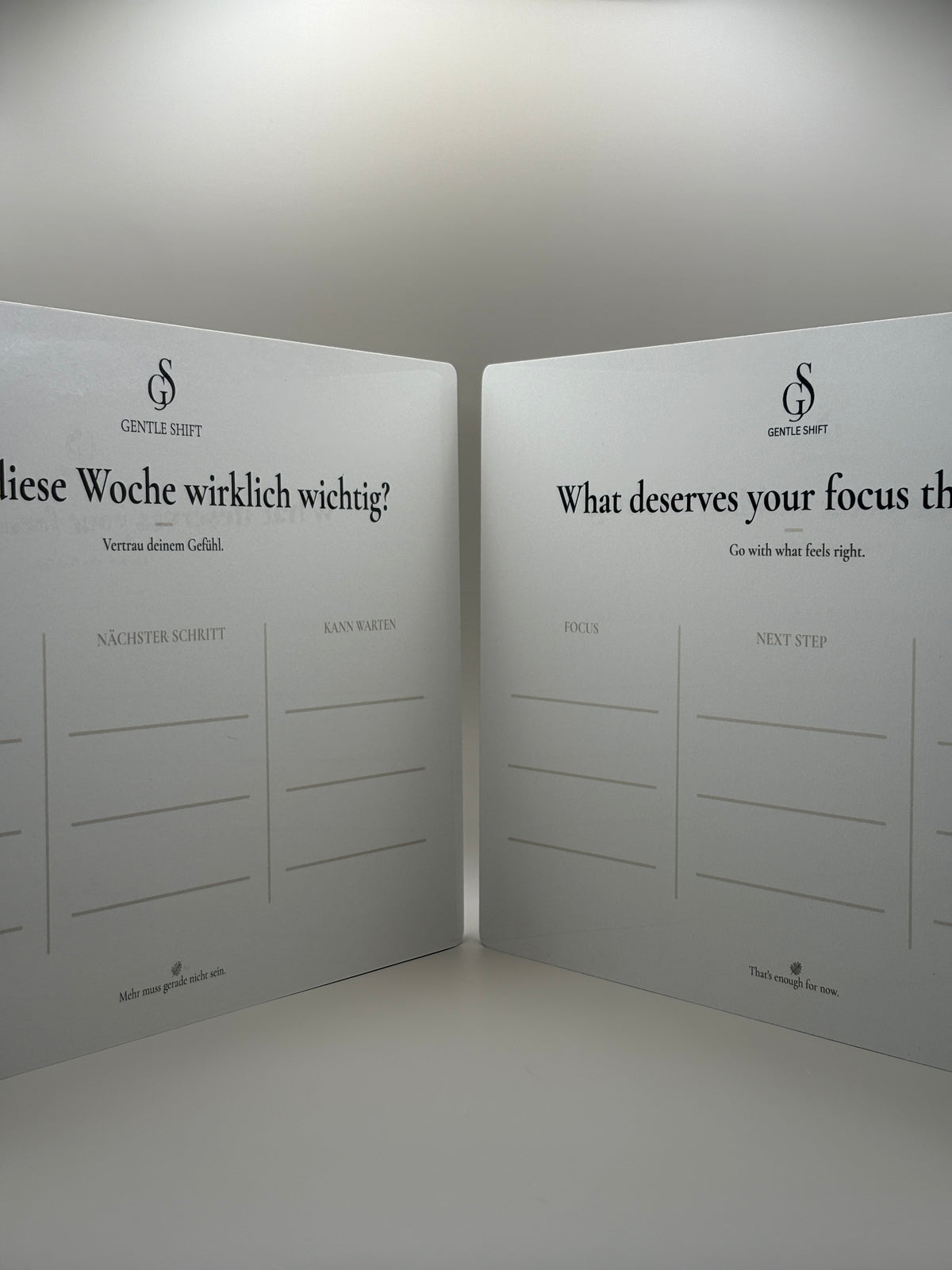 Deutsche und englische Version des Gentle Shift Weekly Boards nebeneinander