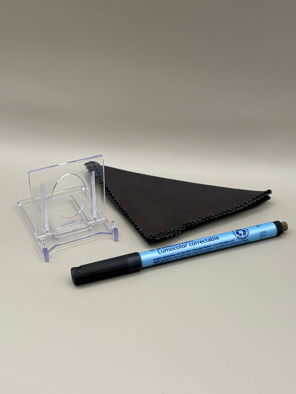 Zubehör des Gentle Shift Weekly Boards mit Acrylständer, STAEDTLER Marker und Mikrofasertuch